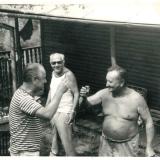 Josef Vilímek neboli Meshaba na své chatě: šachy, slivovice a holý břuch. (80. léta, foto z archivu Zdeňka Vilímka)